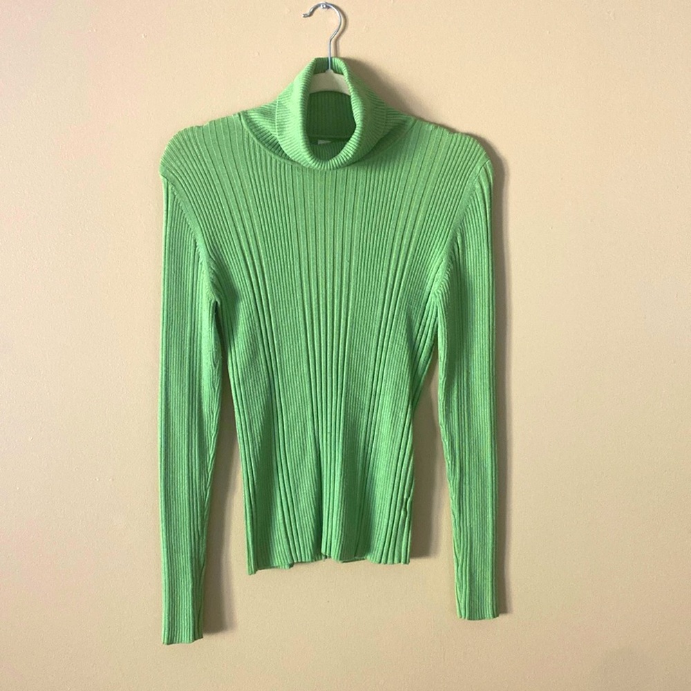 Nice long sleeve turtleneck . Green.